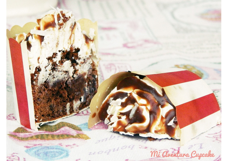 Cupcakes de coco con base de brownie de chocolate al ron